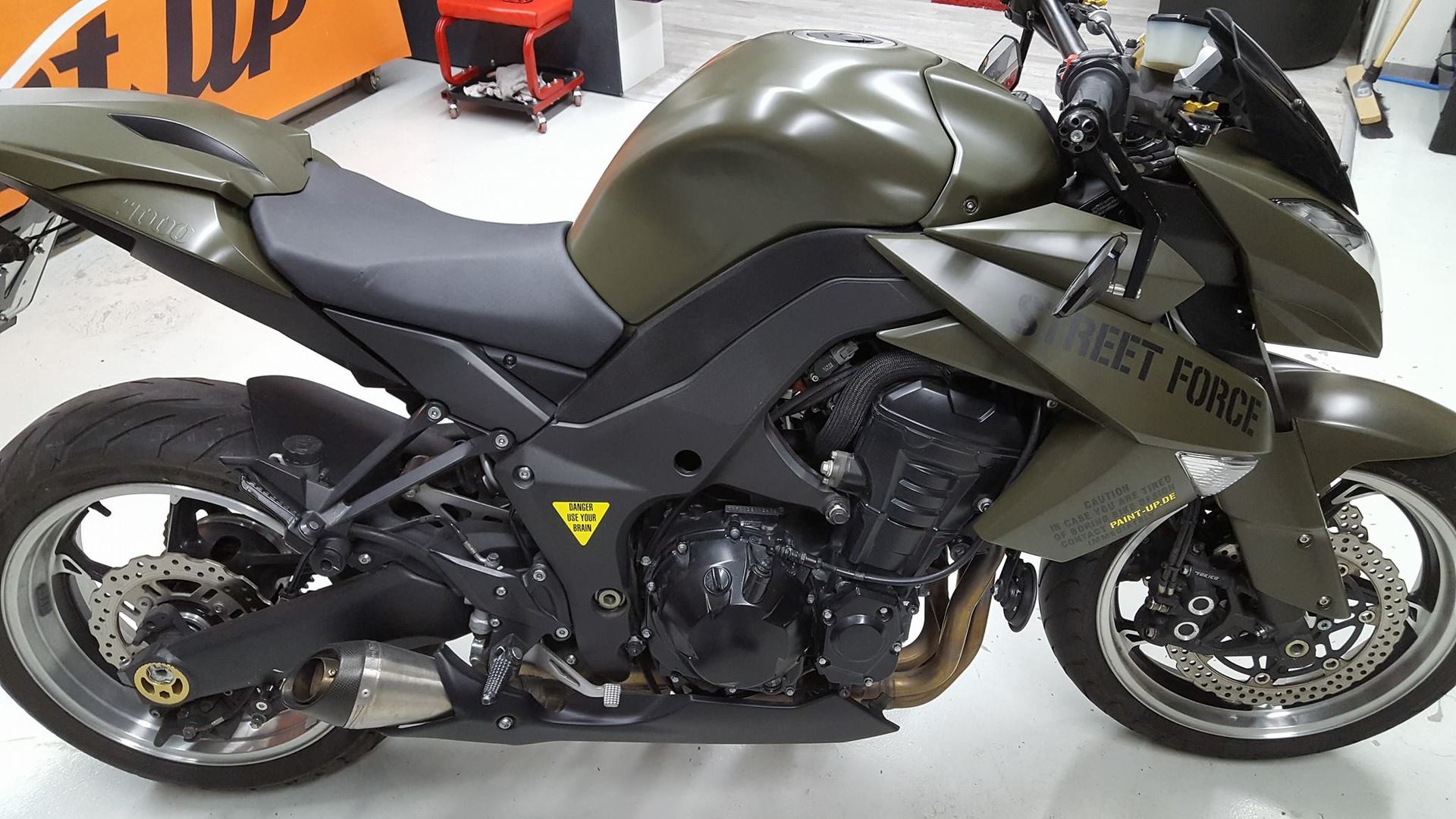 Seitenansicht von Motorrad Kawasaki Z1000 mit Folierung.