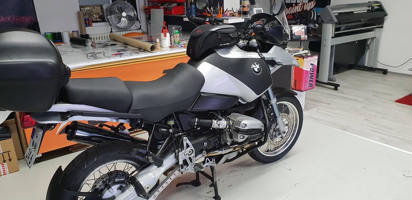 Seitenansicht von schwarzer Folierung an einer BMW R1150 GS.