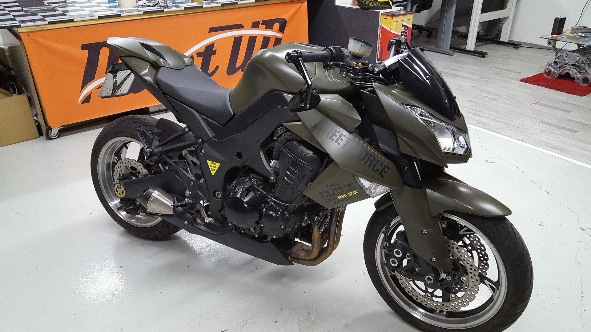 Frontansicht von Motorrad Kawasaki Z1000 mit Folierung.