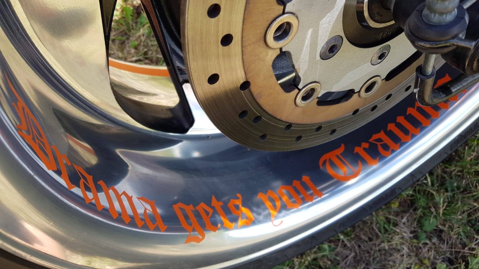 Detailansicht der Felge mit orangefarbener Folierung einer Suzuki VZR 1800.