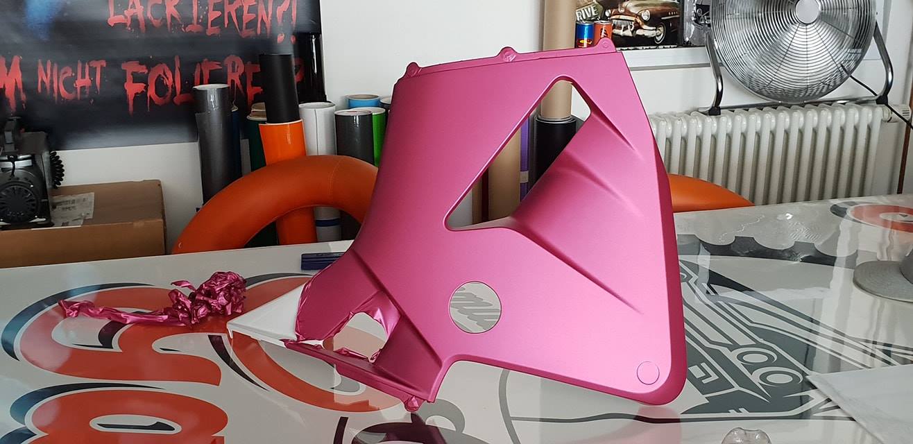 Verkleidungsteil von Motorrad Honda CBR mit pinker Folierung.