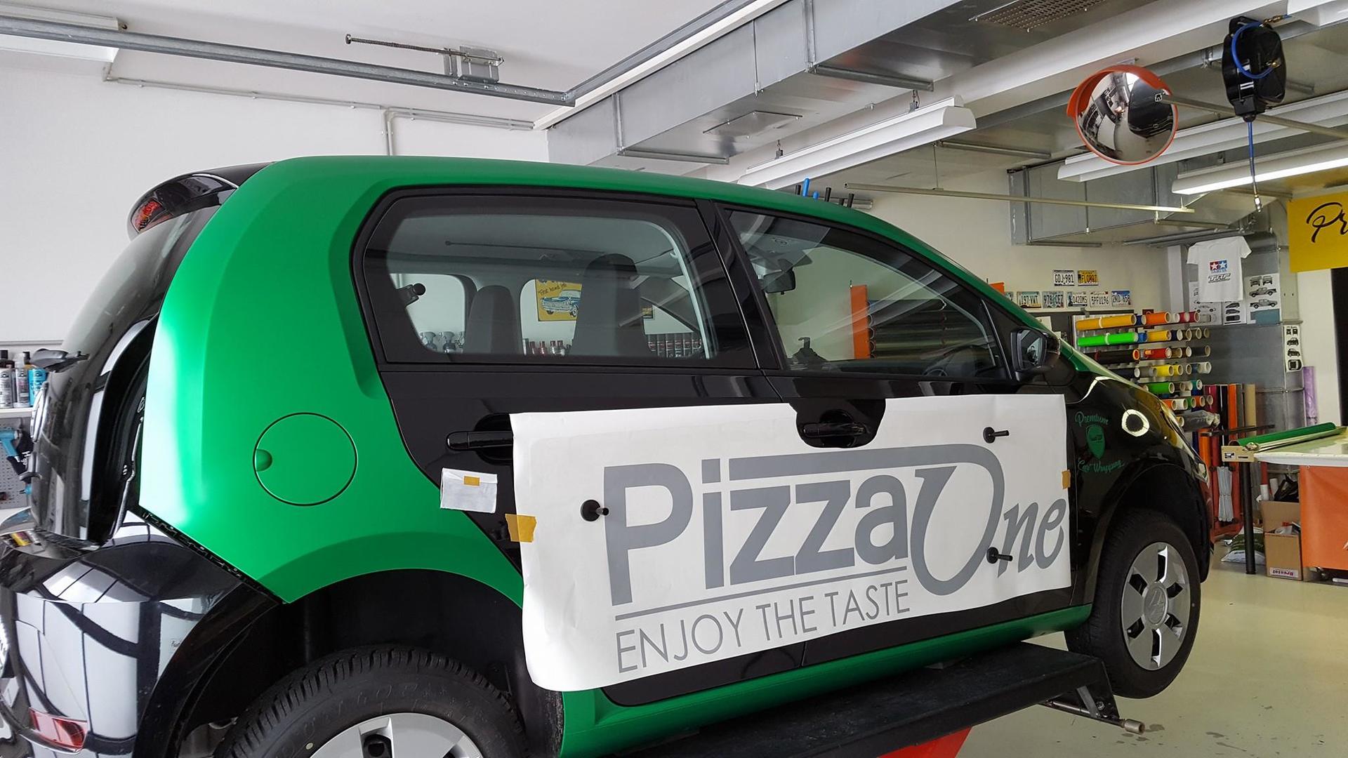 Umsetzung von Folierung und Fahrzeugbeschriftung für einen Pizza-Lieferservice.