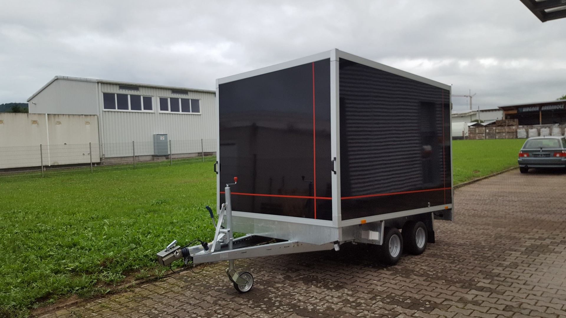 Anhänger vor Fahrzeugbeschriftung