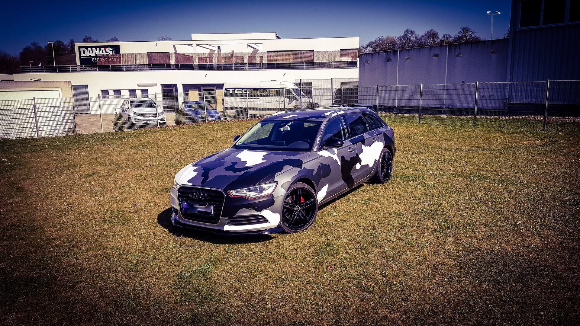 Komplettansicht von Audi A6 mit camouflage Folierung.