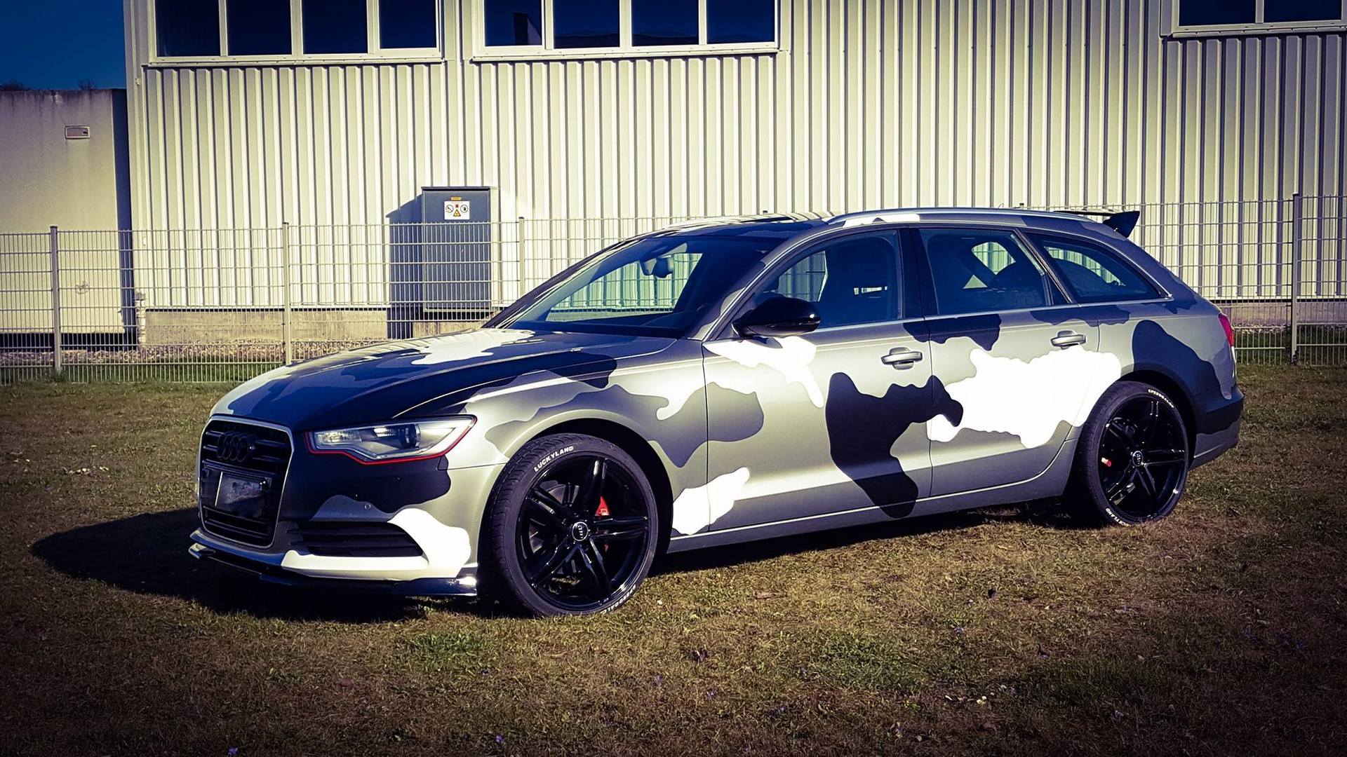 Seitenansicht von Audi A6 mit camouflage Folierung.