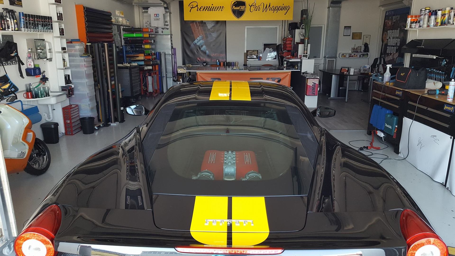 Detailansicht vom Heck von Ferrari 458 italia mit gelber Folierung.