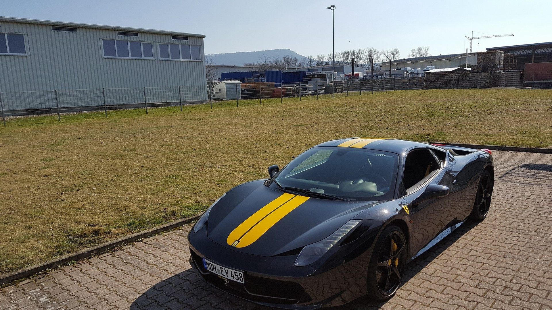 Komplettansicht von Ferrari 458 italia mit gelber Folierung.