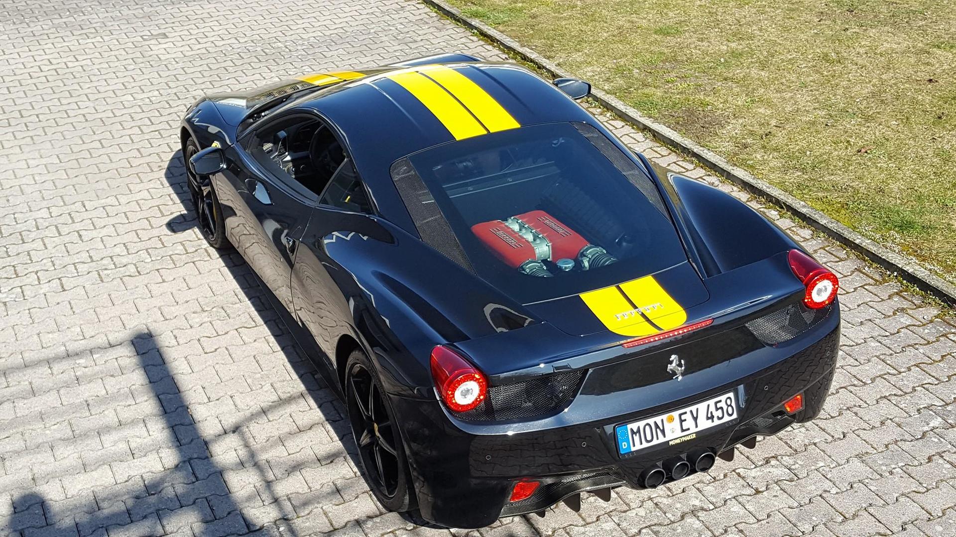 Heckansicht von Ferrari 458 italia mit gelber Folierung.