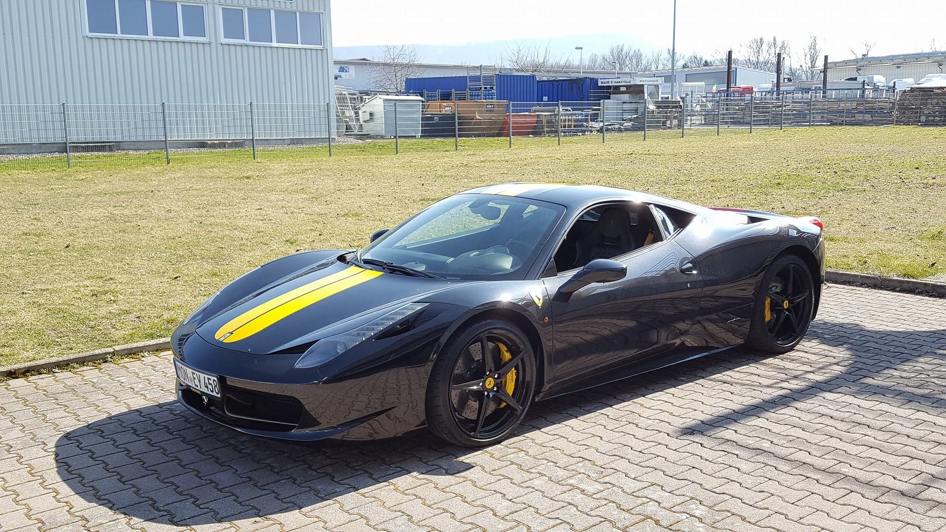 Frontansicht von Ferrari 458 italia mit gelber Folierung.