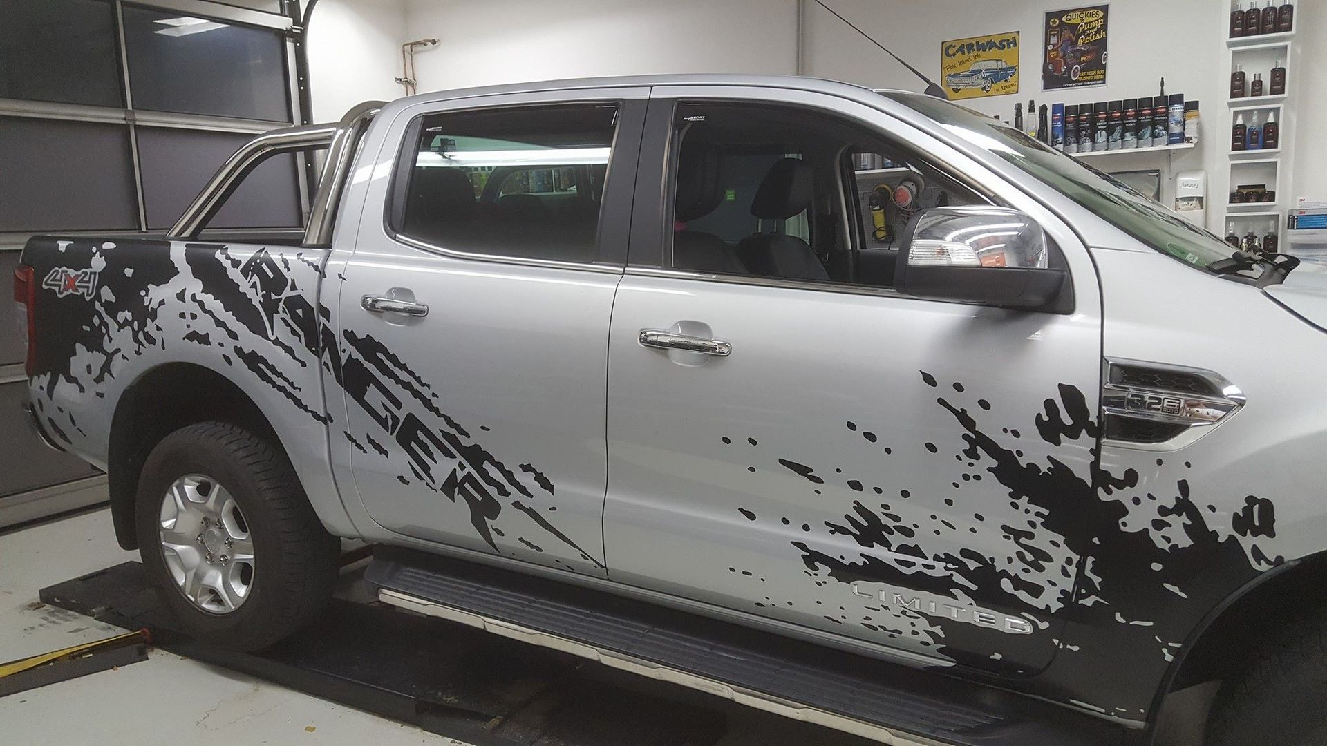 Rechte Seitenansicht von schwarzer Fahrzeugfolierung an Ford Ranger Pickup.