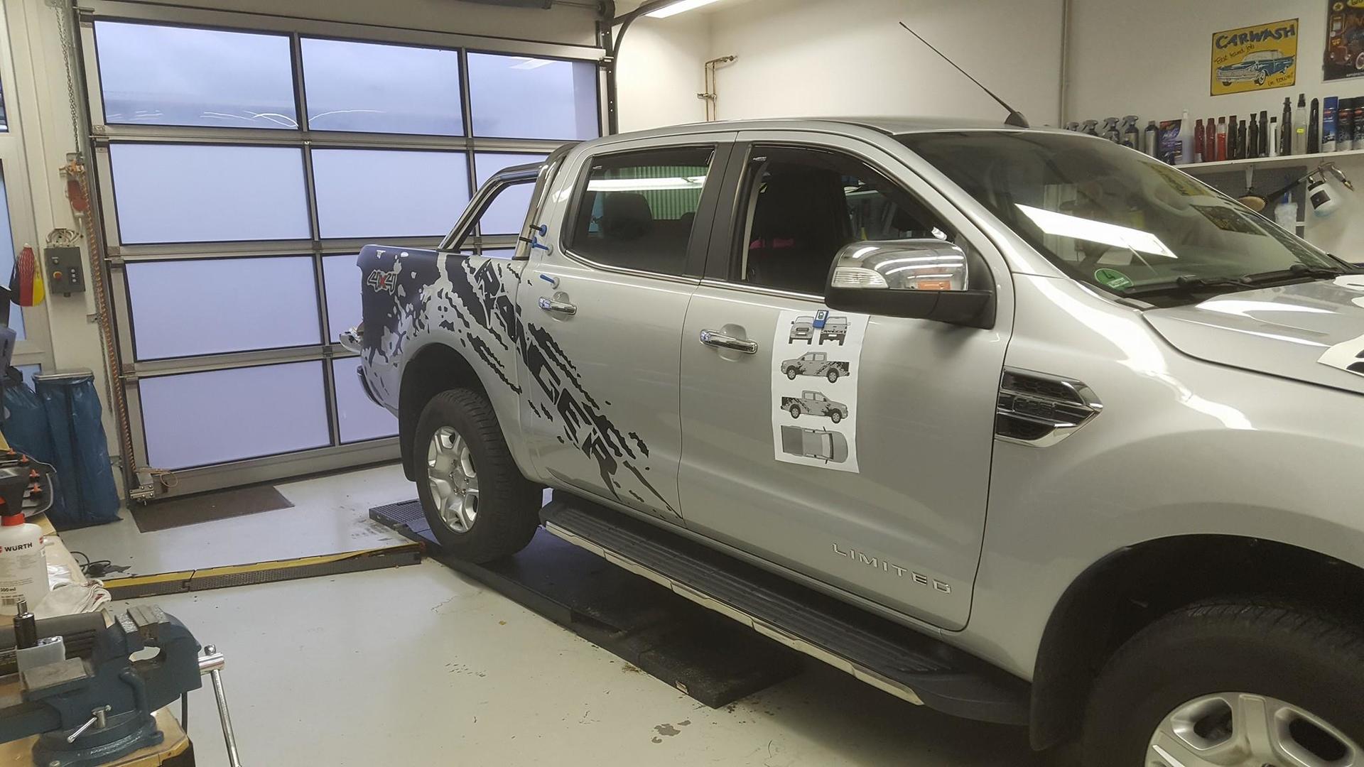 Umsetzung von Fahrzeugfolierung an einem Ford Ranger Pickup.