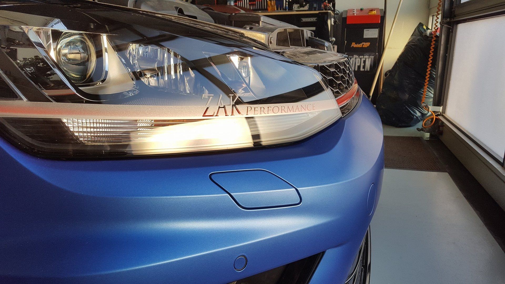 Blaue Folierung im rechten Scheinwerferbereich von Golf 7 GTI.
