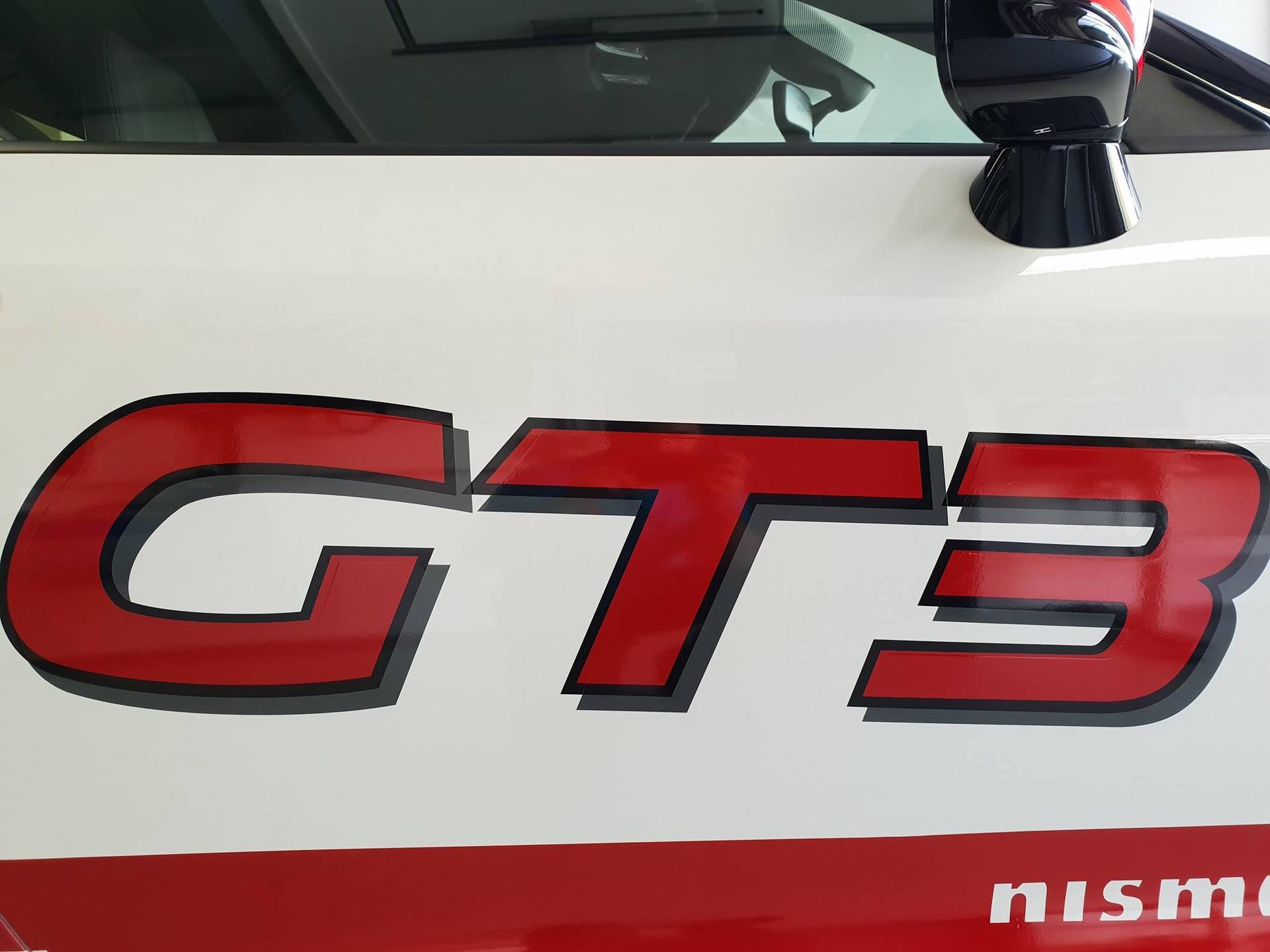 Detailansich der GTS3 Folierung an Nissan GTR NISMO.