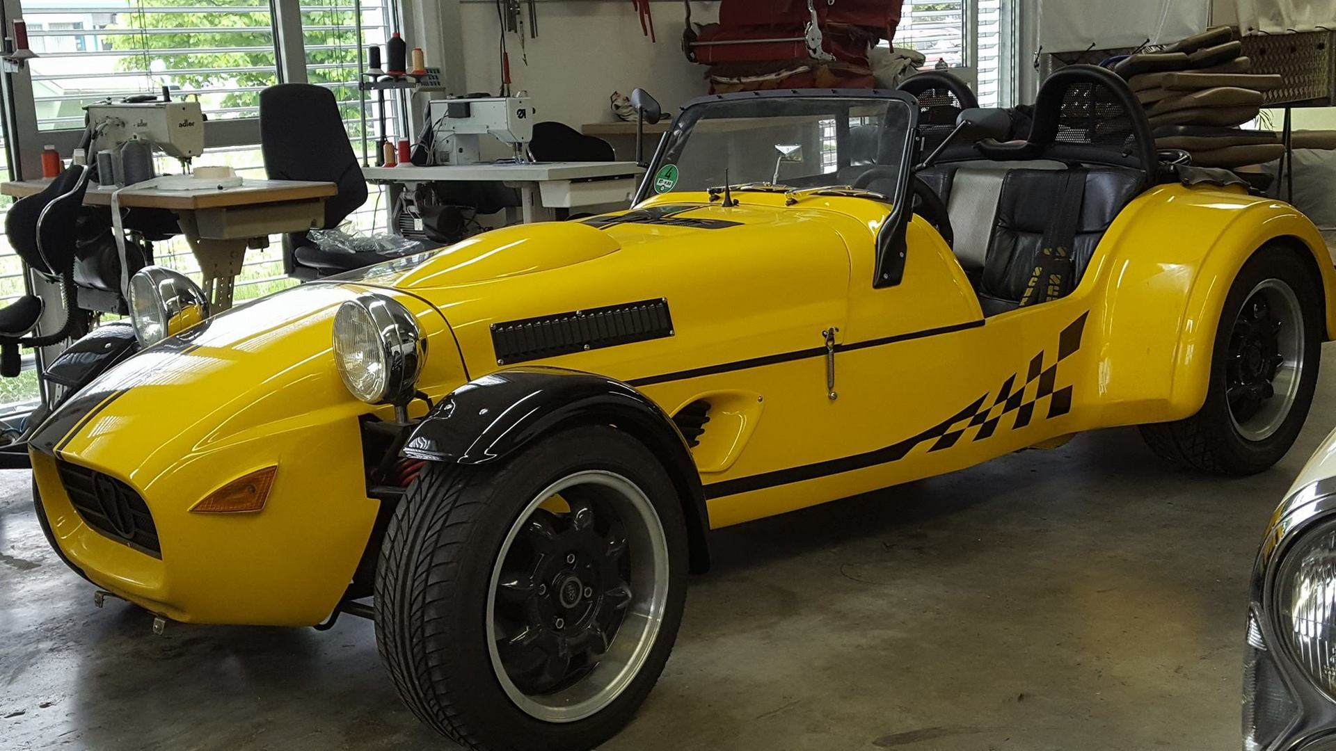 Komplettansicht von Lotus Super 7 mit schwarzer Folierung.