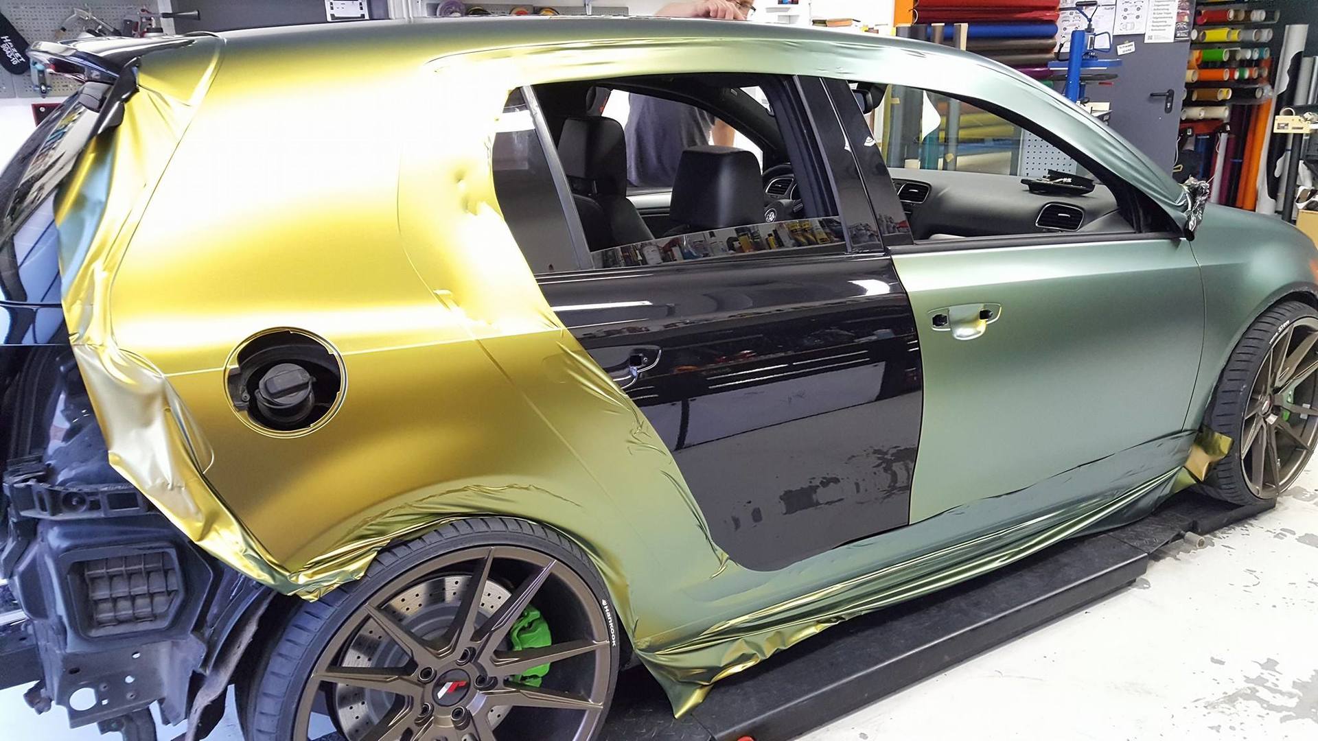 Umsetzung von Folierung / Carwrapping an VW Golf 6R in der Seitenansicht.