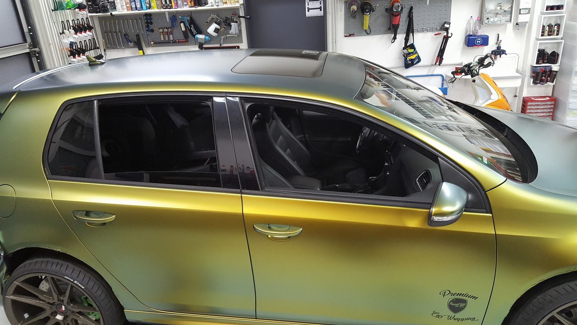 Umsetzung von Scheibenfolierung an VW Golf 6R in der Seitenansicht.