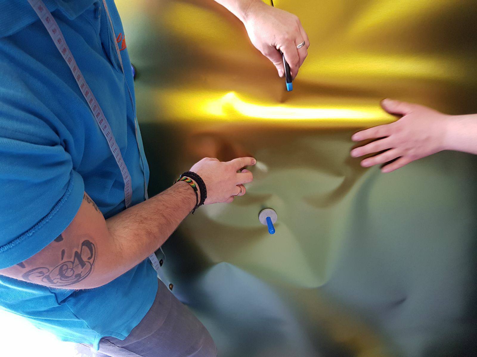 Umsetzung von Folierung / Carwrapping an VW Golf 6R in der Detailansicht.