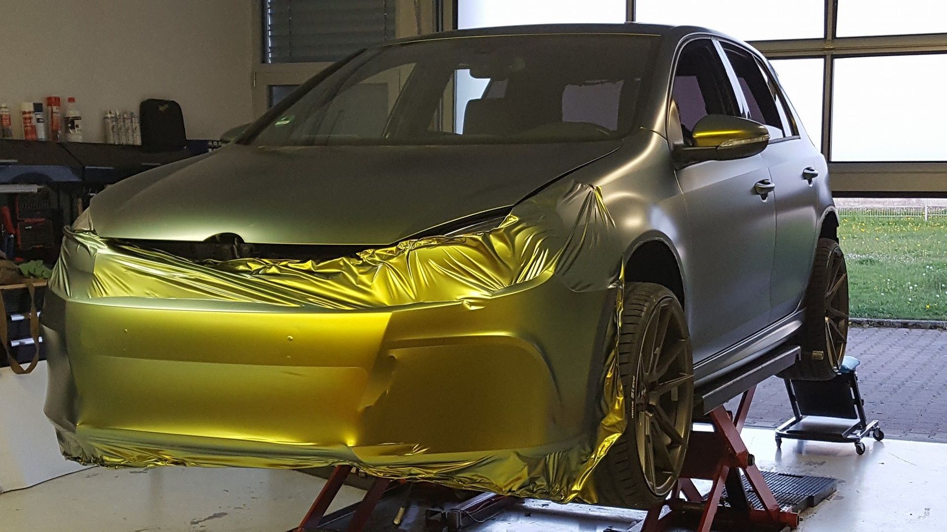 Umsetzung von Folierung / Carwrapping an VW Golf 6R in der Frontansicht.
