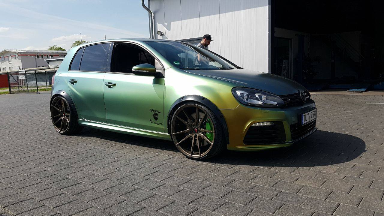 Umsetzung von Scheibenfolierung an VW Golf 6R in der Seitenansicht.