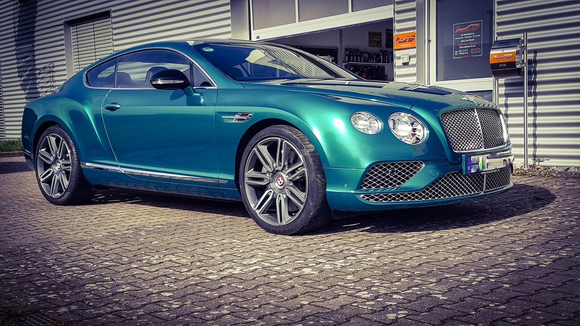 Bentley Continental GT Number 9 Edition mit Folierung / Carwrapping in der rechten Seitenansicht.