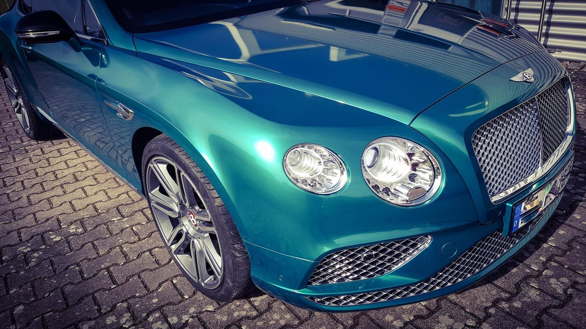 Bentley Continental GT Number 9 Edition mit Folierung / Carwrapping in der Frontansicht.