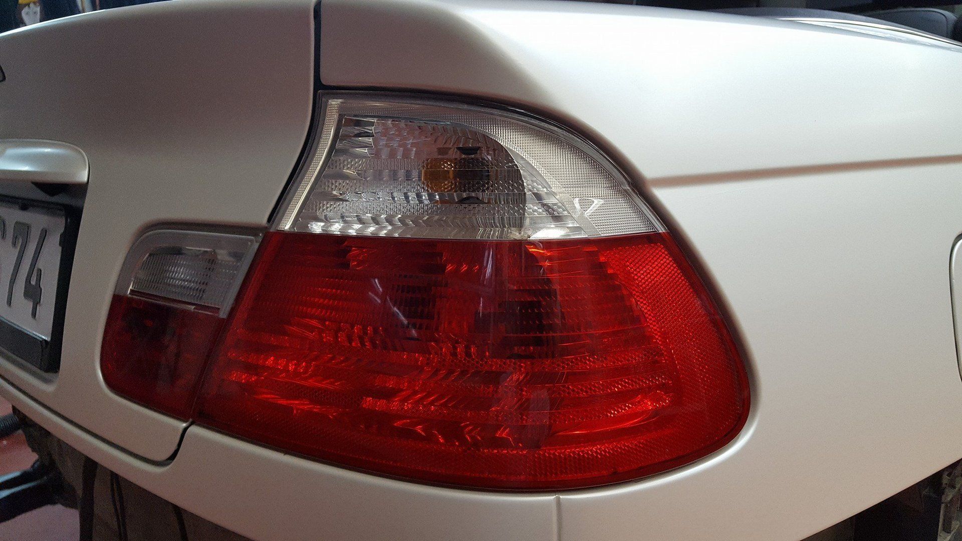 Umsetzung von Folierung / Carwrapping an BMW E46 Cabrio im Bereich der Bremslichter.