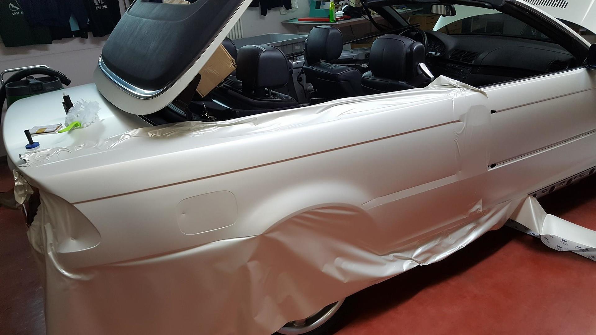 Umsetzung von Folierung / Carwrapping an BMW E46 Cabrio in der hinteren rechten Detailsanicht.