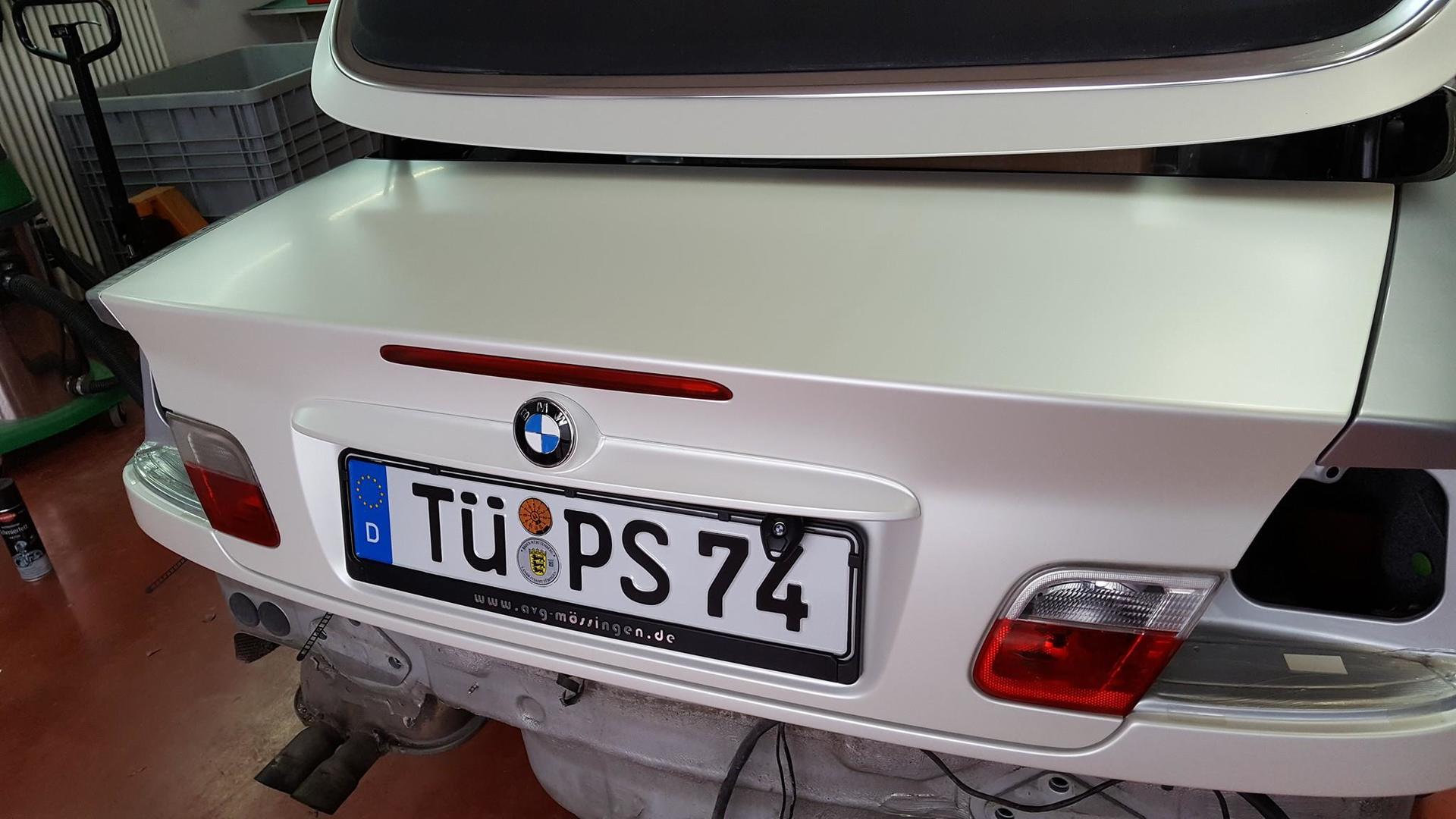 Umsetzung von Folierung / Carwrapping an BMW E46 Cabrio in der Heckansicht.