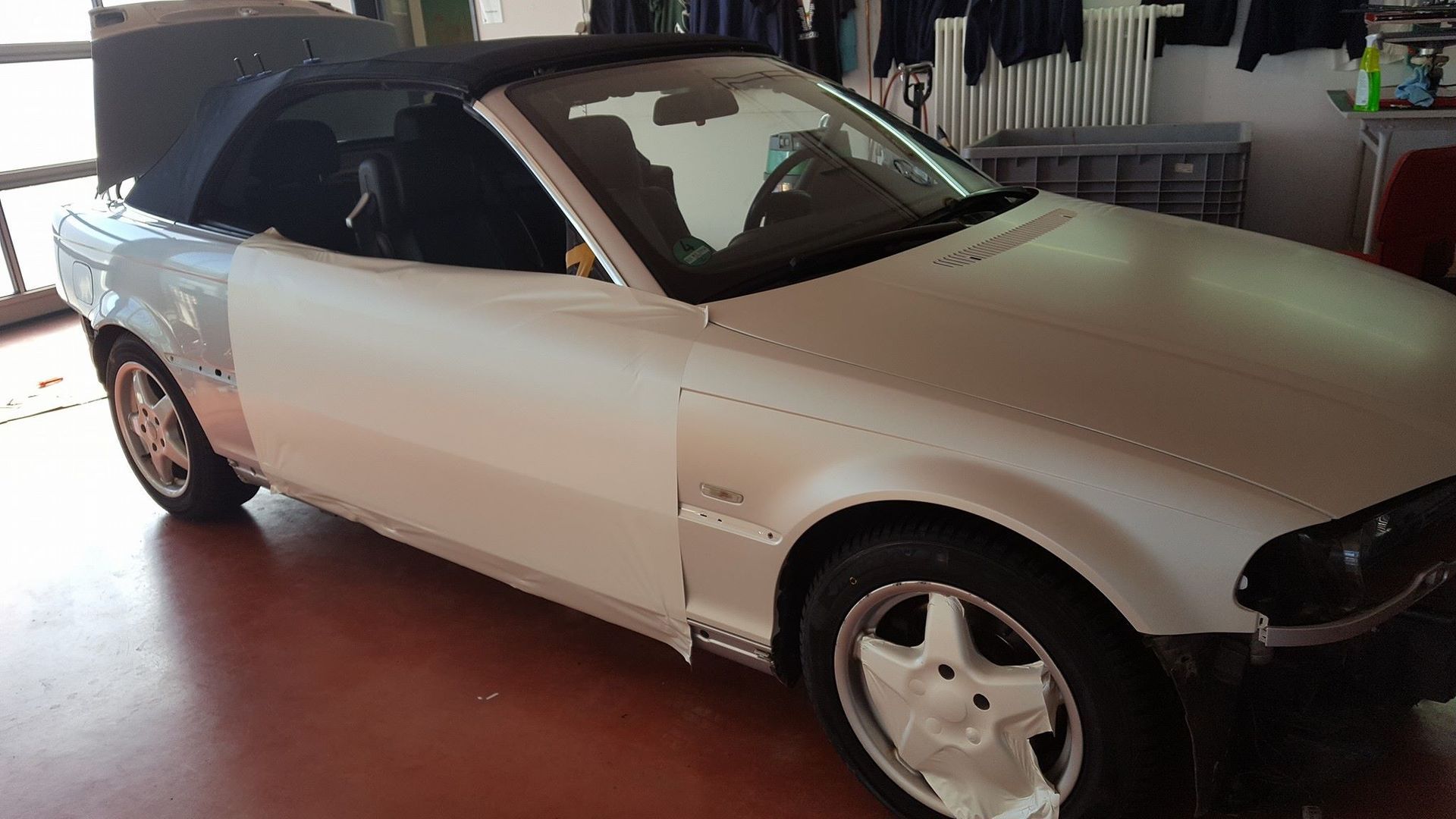 Umsetzung von Folierung / Carwrapping an BMW E46 Cabrio in der vorderen rechten Seitenansicht, im Türbereich.