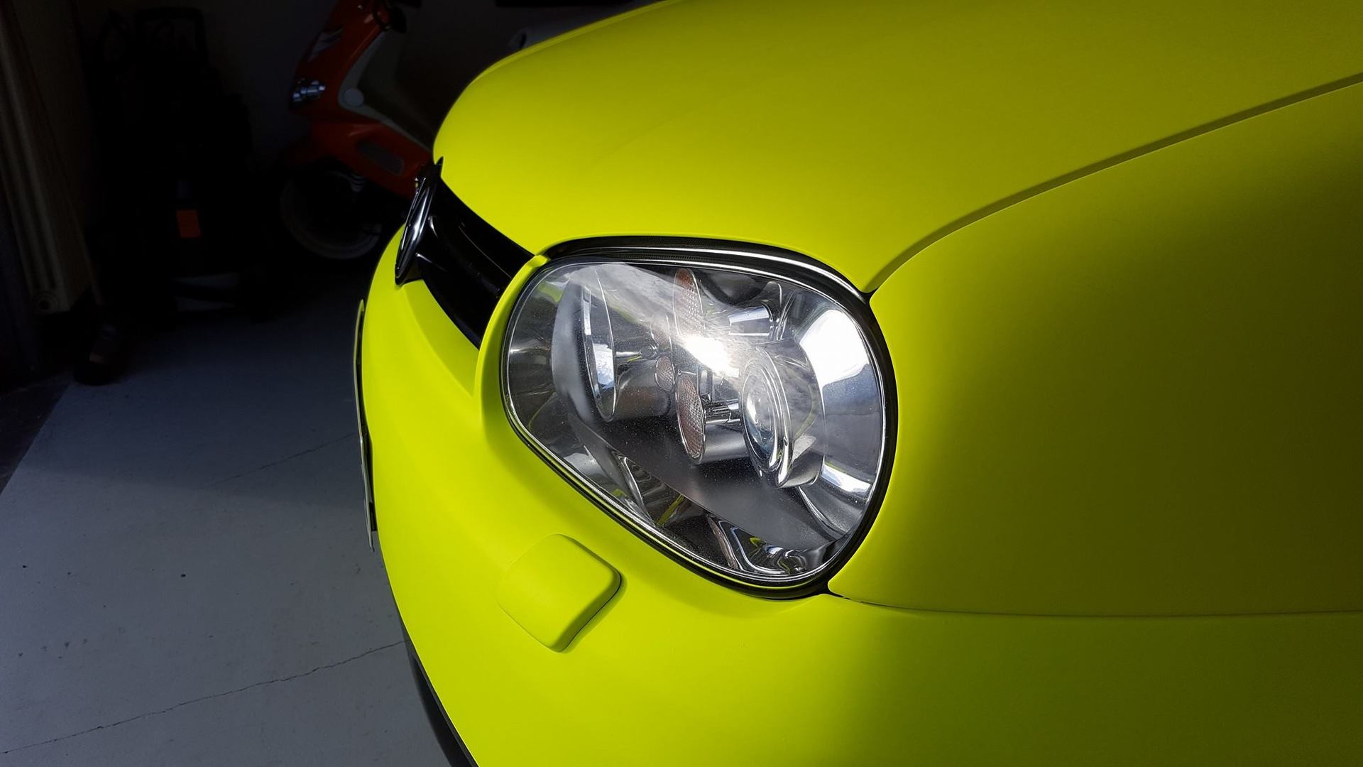 Neon-gelbe Folierung / Carwrapping am VW R32. Ansicht Licht.