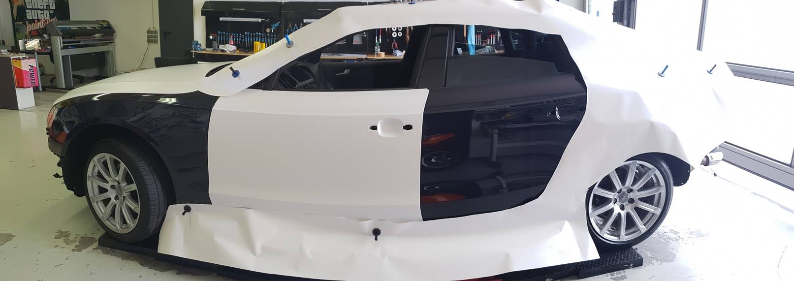 Umsetzung von weißer Folierung / Carwrapping an Audi A5. Linke Seitenansicht.