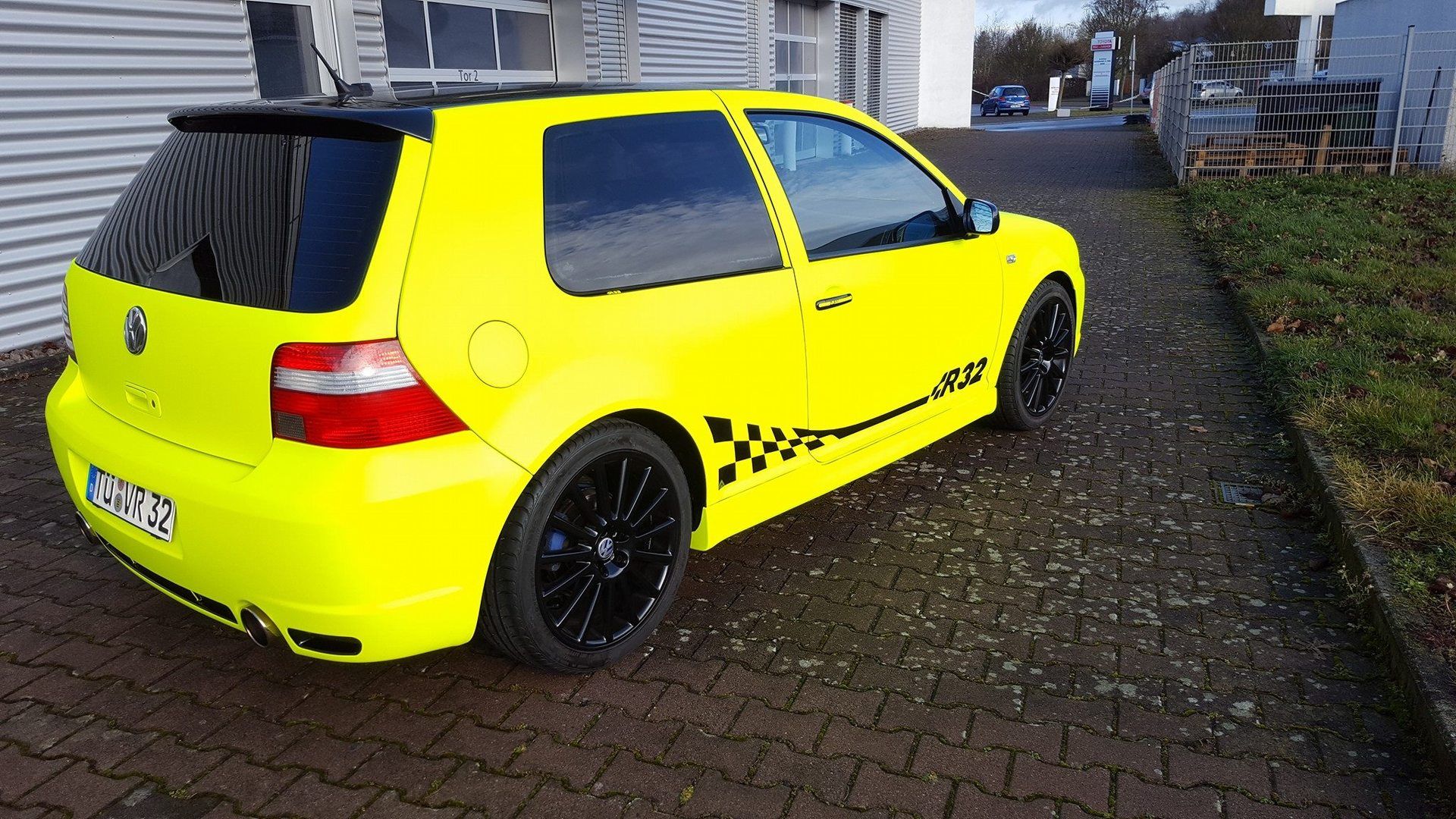 Neon-gelbe Folierung / Carwrapping am VW R32. Auto-Seitenansicht