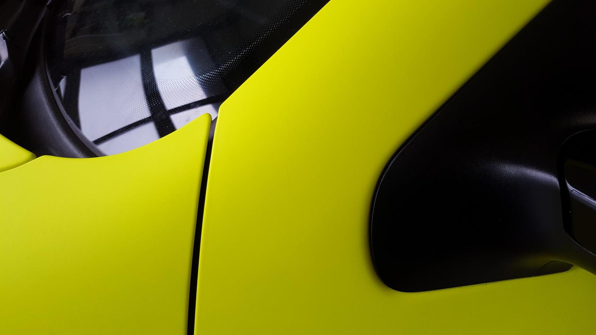 Umsetzung von neon-gelber Folierung / Carwrapping am VW R32. Detailansicht der sauberen Übergänge.