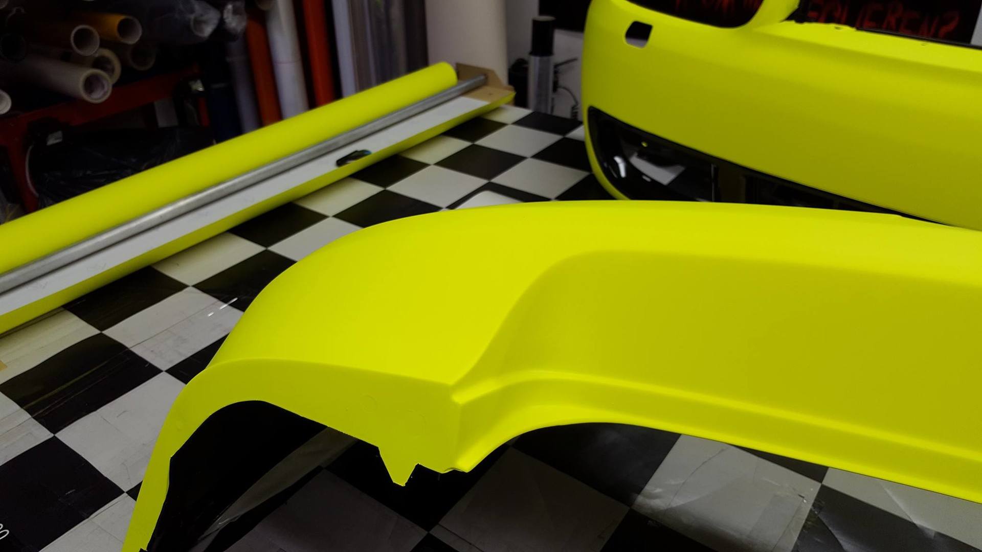 Umsetzung von neon-gelber Folierung / Carwrapping am VW R32. Detailansicht weiterer Auto-Teile.