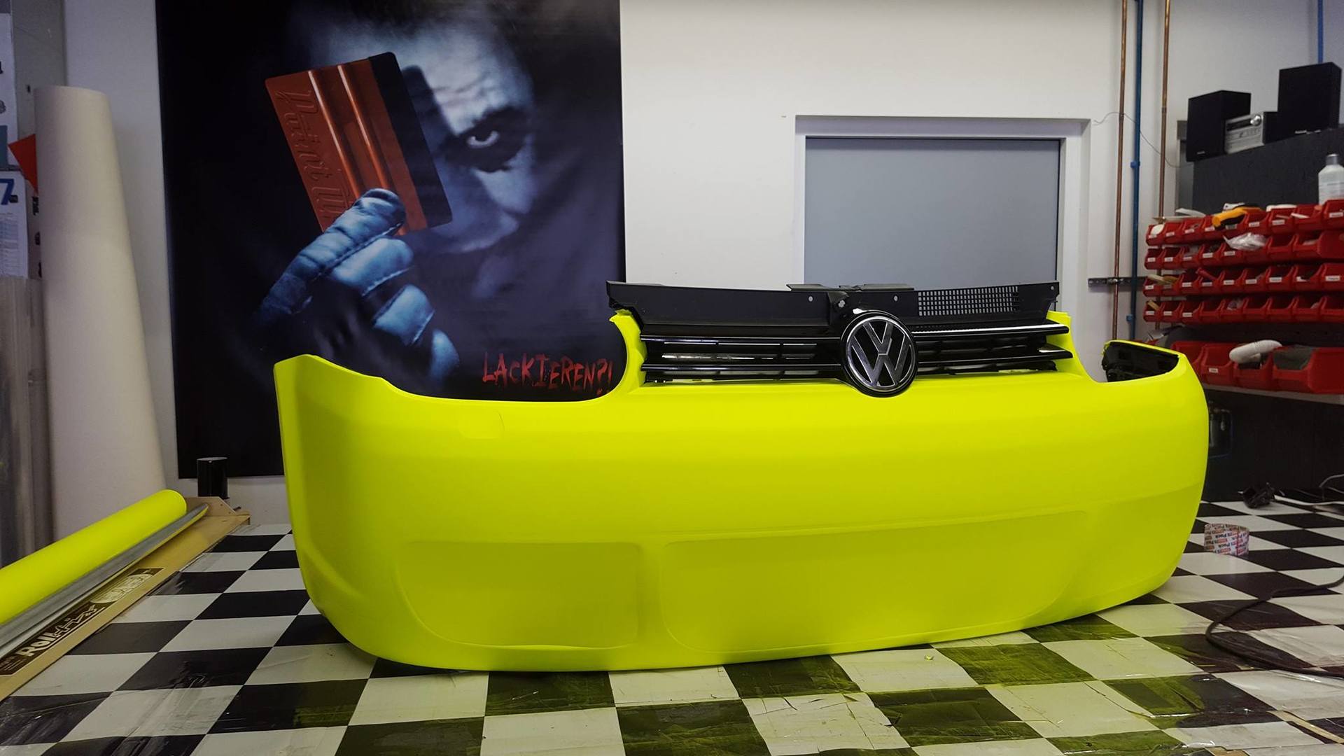 Umsetzung von neon-gelber Folierung / Carwrapping am VW R32. Detailansicht der Auto-Stoßstange.