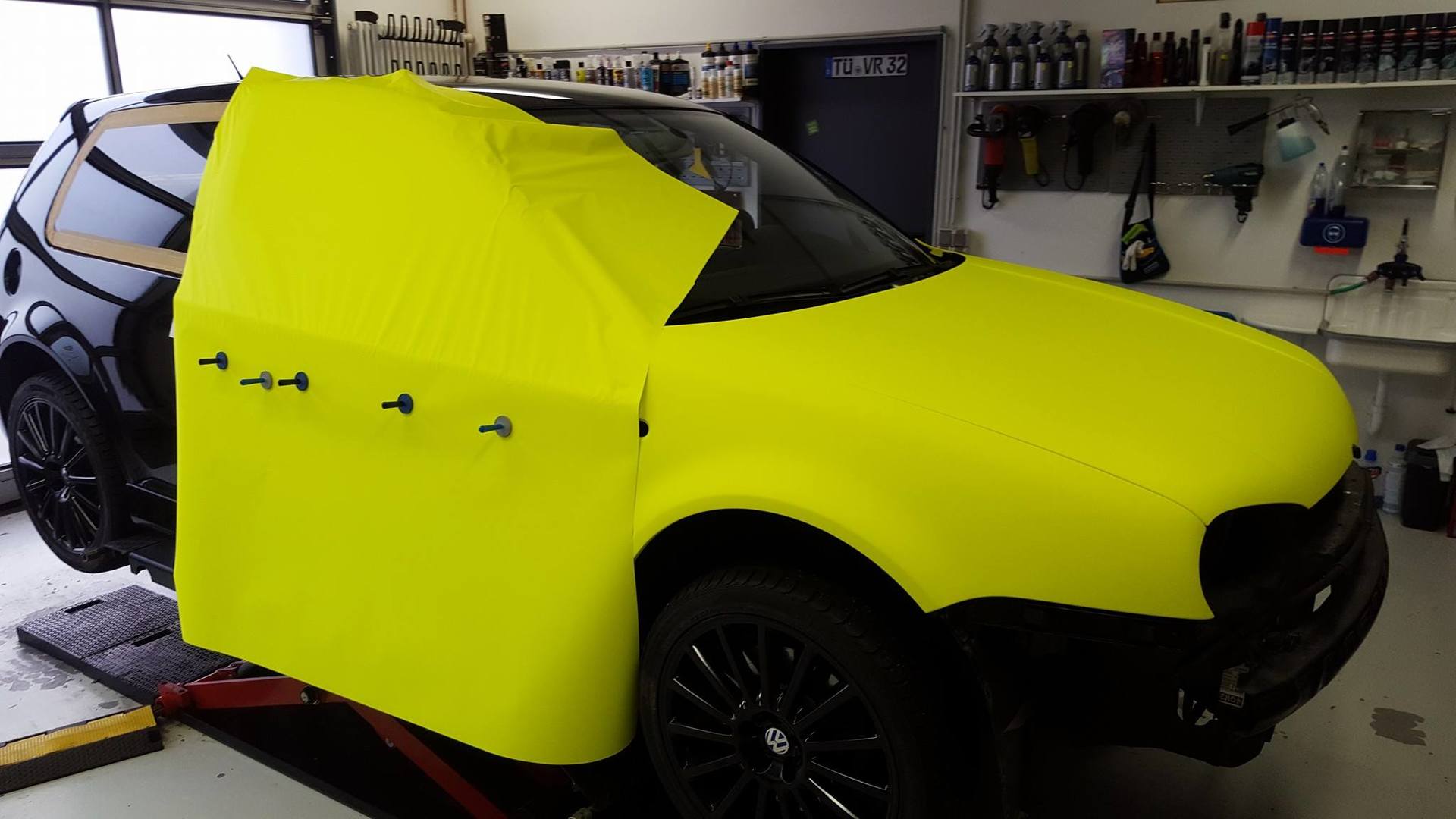 Umsetzung von neon-gelber Folierung / Carwrapping am VW R32. Seitenansicht