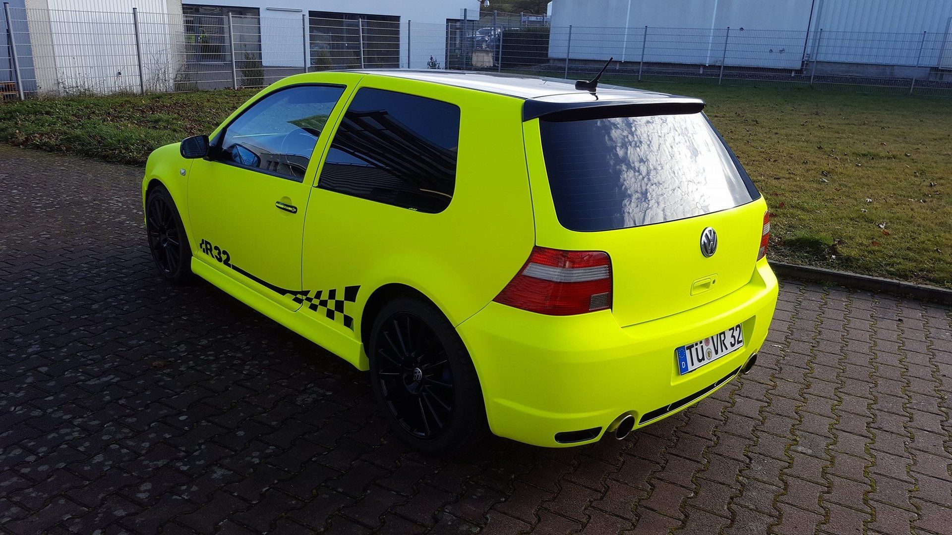 Heckansicht von neon-gelber Folierung / Carwrapping an Auto VW R32.