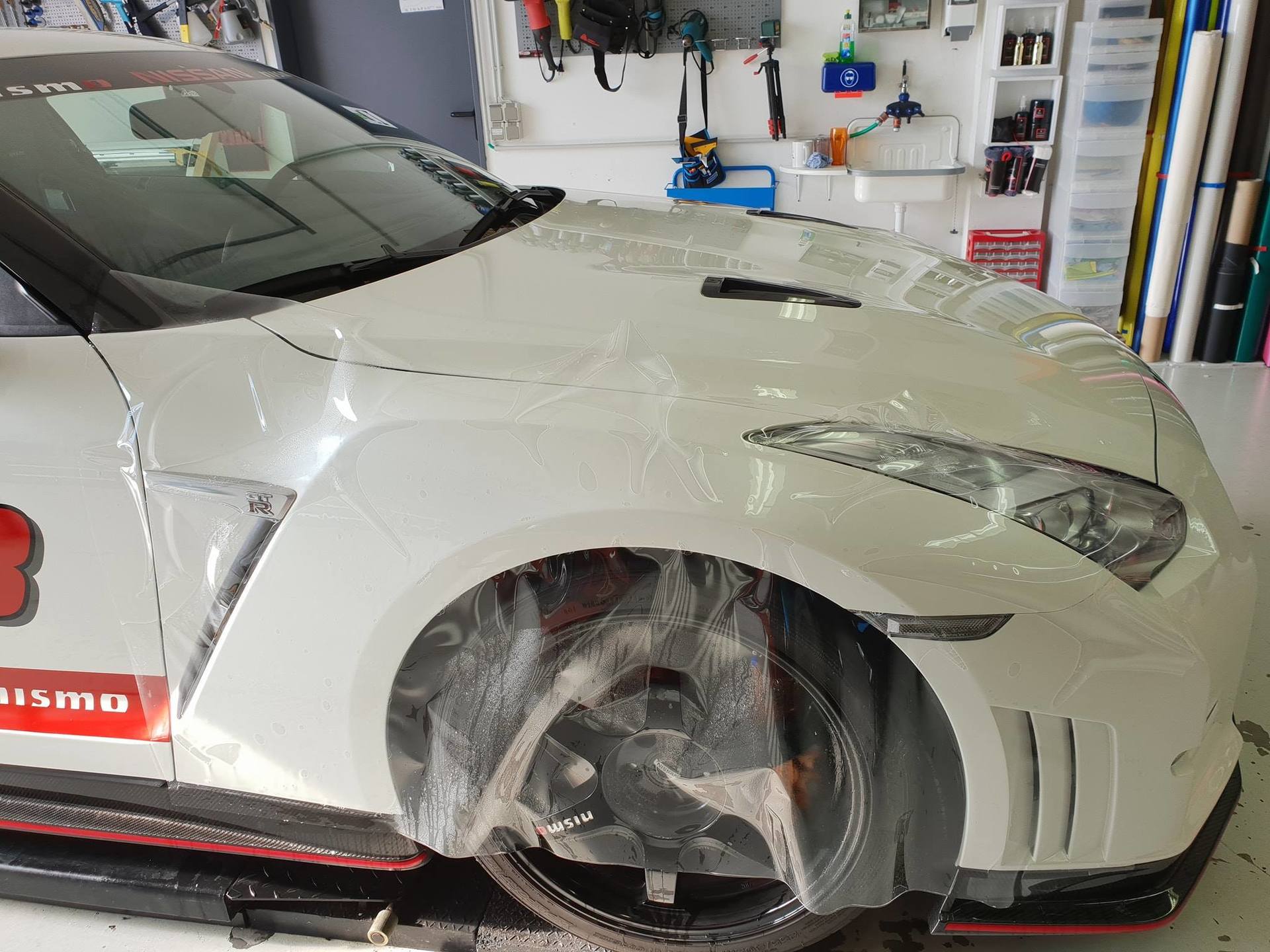 Umsetzung von Fahrzeugfolierung an einem GTR NISMO.