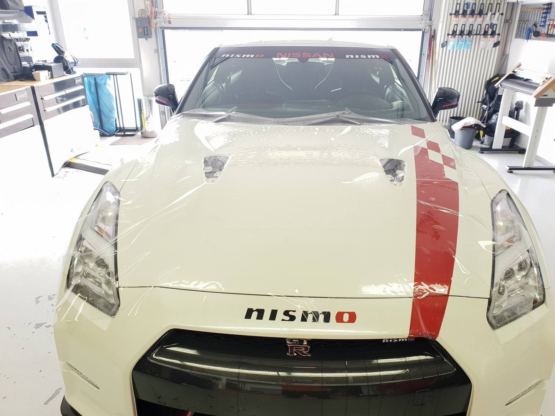 Detaiiilierte Frontansicht der GT3 Folierung an Nissan GTR NISMO.