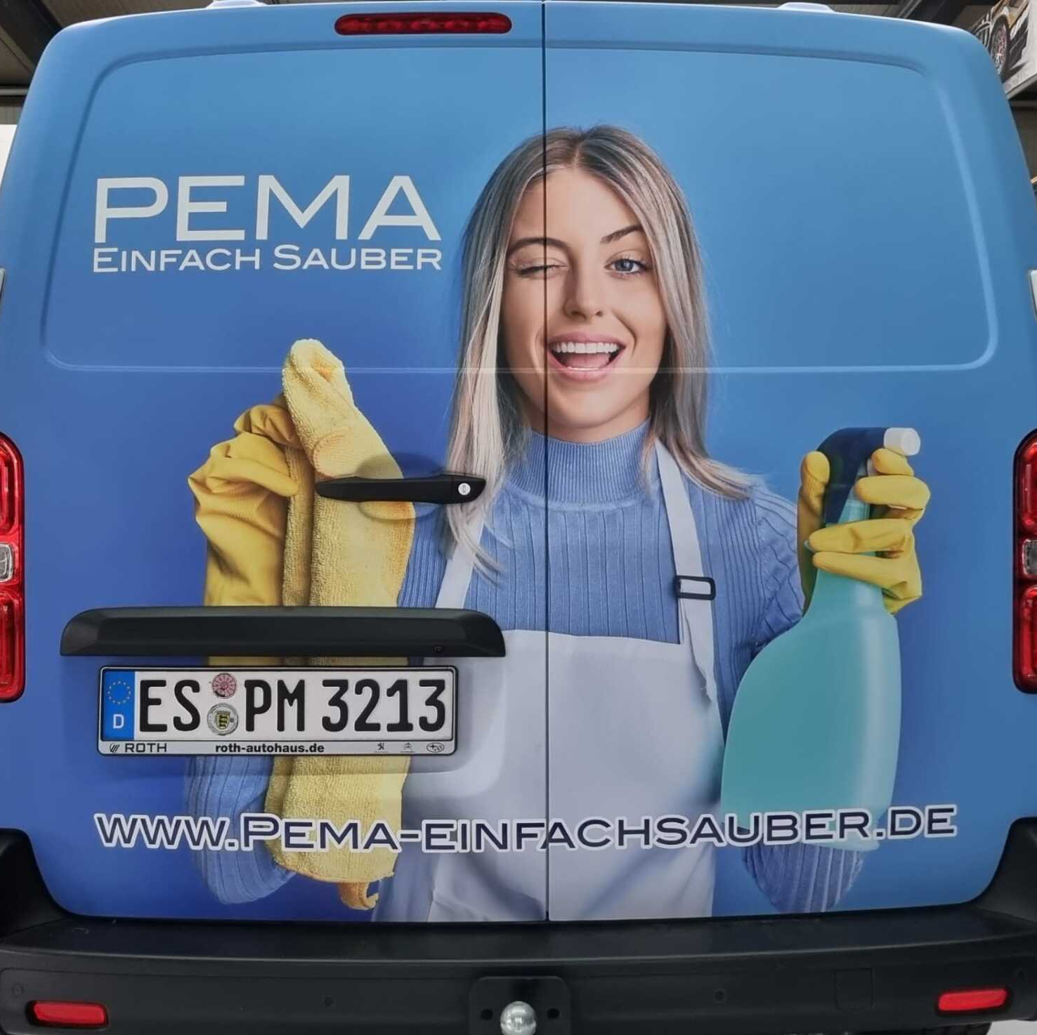 Heckansicht von PEUGEOT Expert mit Fahrzeugbeschriftung für ein Reinigungsunternehmen.