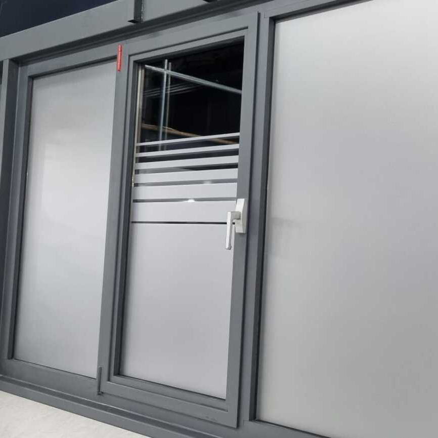 Umsetzungsbeispiel Glasfolierung an Fensterscheibe.