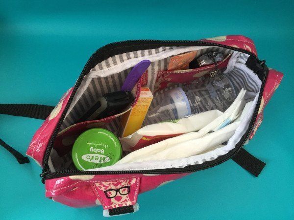 Der Bauchladen hat 2 praktische Innentaschen für Handy, Schlüssel oder Geld/EC-Karte Mamas Bauchladen Tasche mit Blick auf die 2 Innentaschen für Handy, Schlüssel oder Geld/EC-Karte