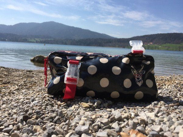 Bauchladen Tasche für Babytragtücher vor dem Tegernsee Bauchladen Tasche für Babytragtücher vor dem Tegernsee