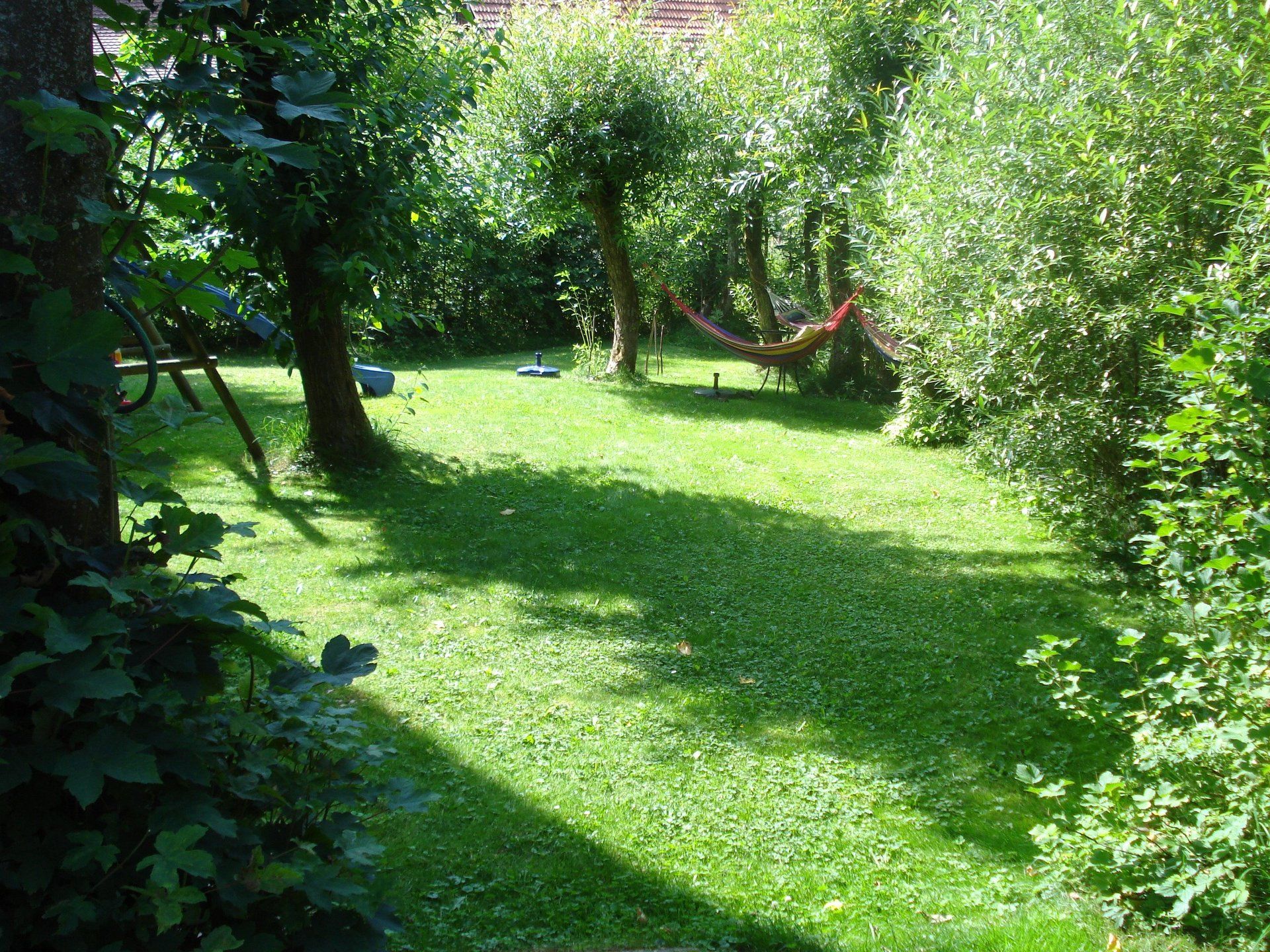 Garten mit 3 Hängematten, direkt am Bach der Großenohe.
