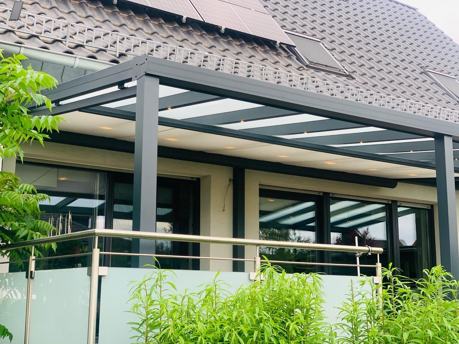 Maßgeschneiderte Terrassenüberdachung von Terflex® in Haiger, robuster Schutz vor Sonne und Regen.