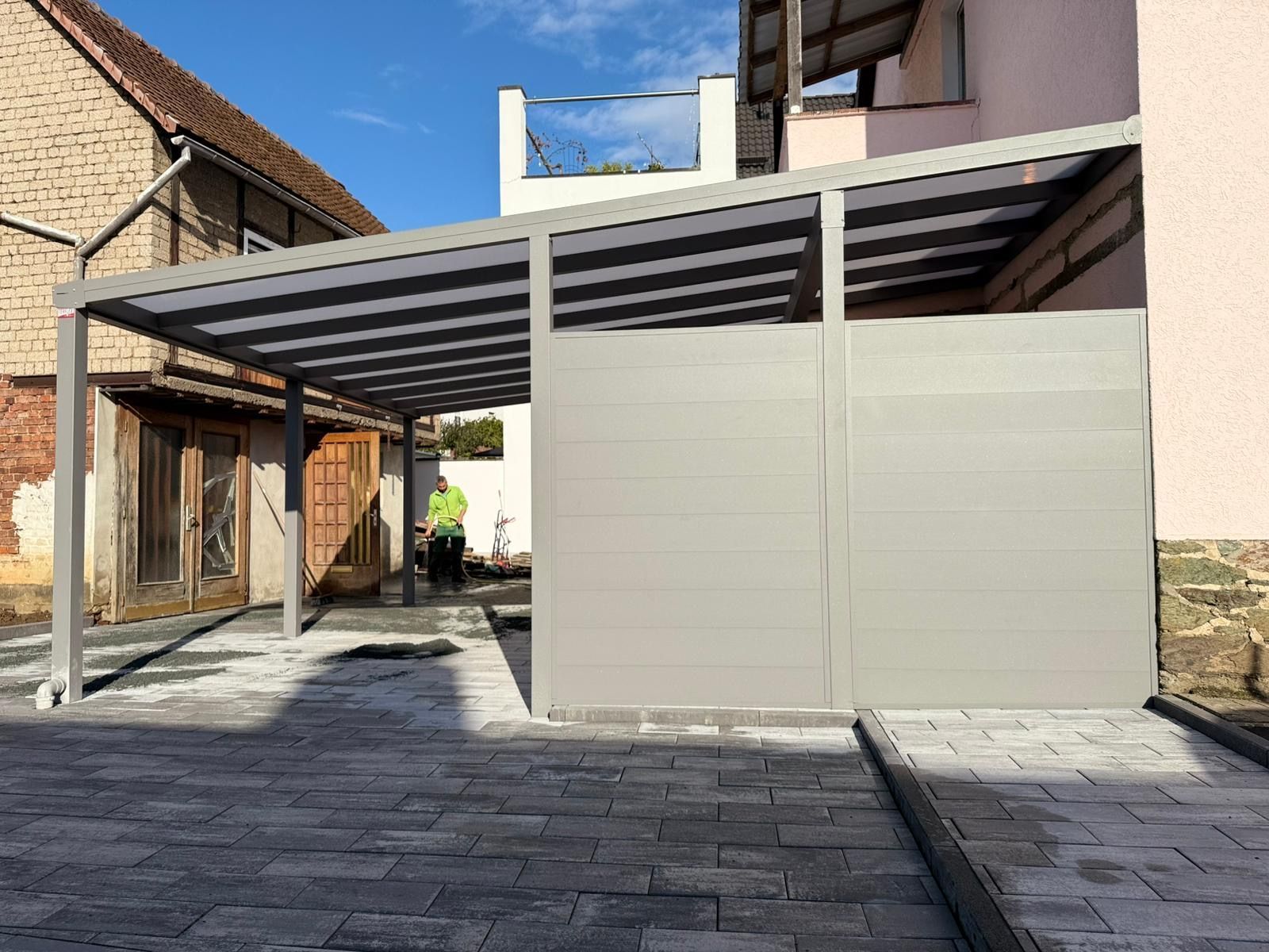 Maßgeschneiderte Terrassenüberdachung von Terflex® in Haiger, robuster Schutz vor Sonne und Regen.