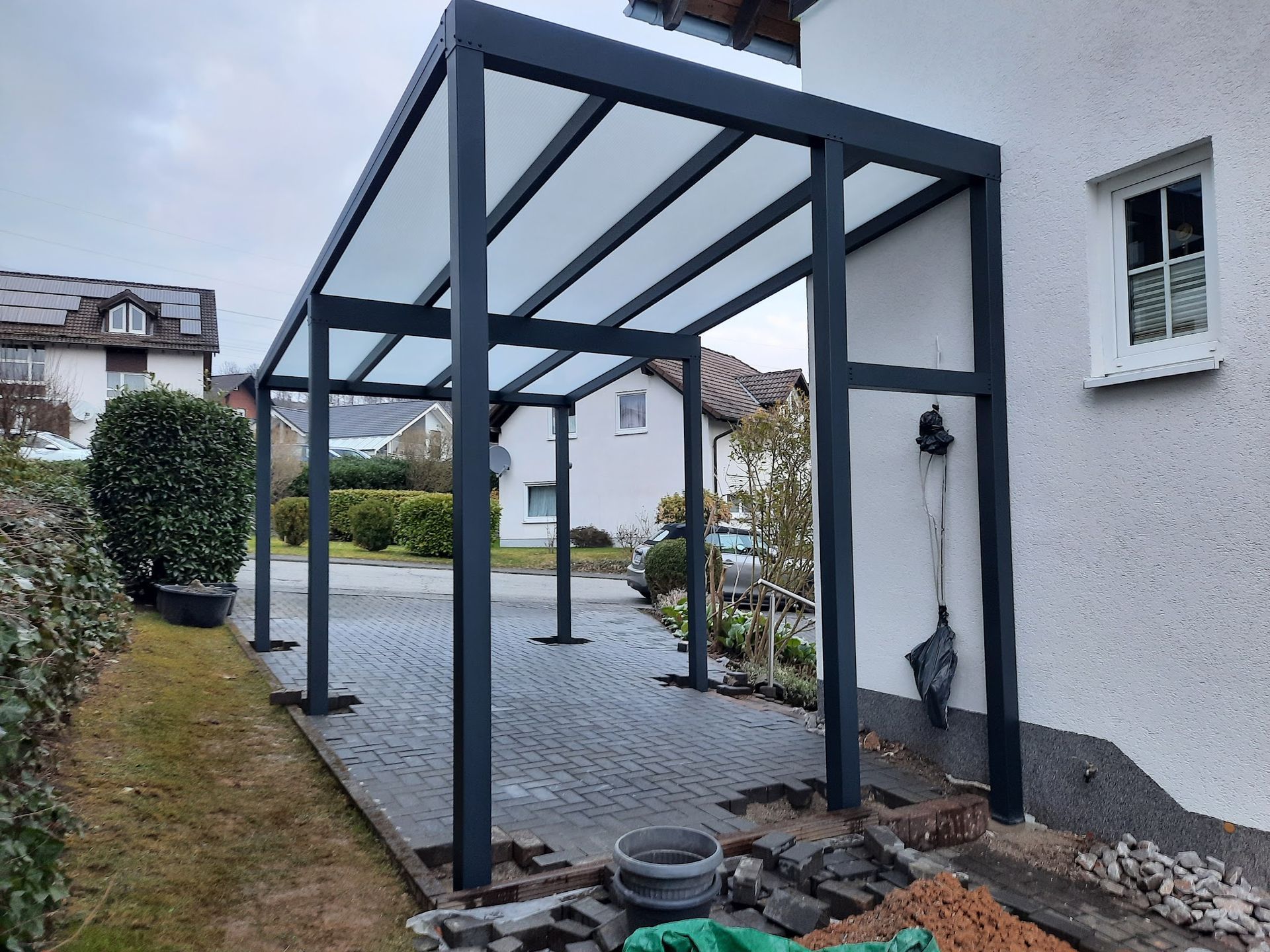Maßgeschneiderte Terrassenüberdachung von Terflex® in Haiger, robuster Schutz vor Sonne und Regen.