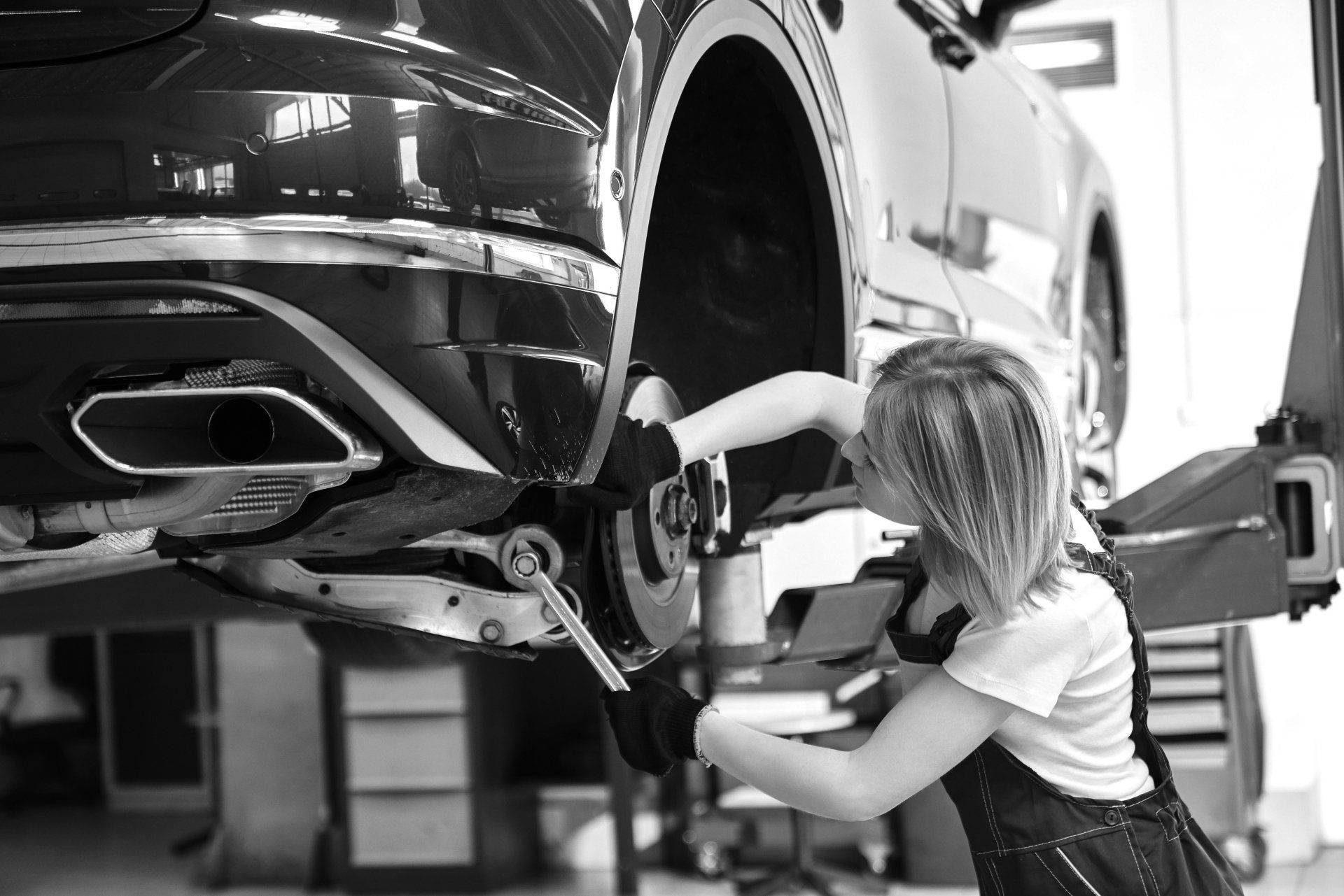 Junge Frau am Fließband in Autofabrik, Arbeitsrecht, Bild 2A426Y2