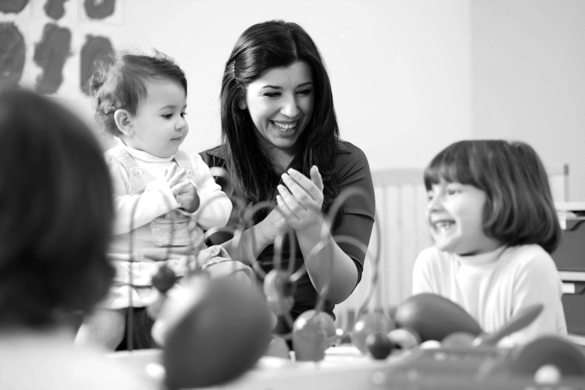 Kindergarten: Erzieherin mit Kindern Kindergarten: Erzieherin mit Kindern