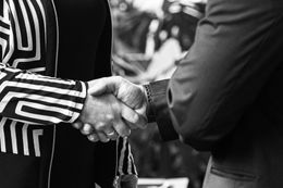 Frau mit Heft und Stift Frau mit Heft und Stift